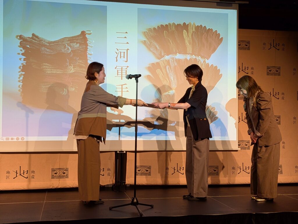 9月3日、東京ポートシティ竹芝にて。中川政七商店社長の千石あや氏から表彰状をいただきました。